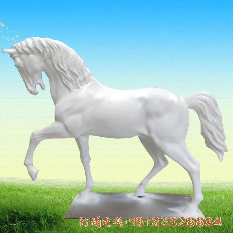白色的马雕塑