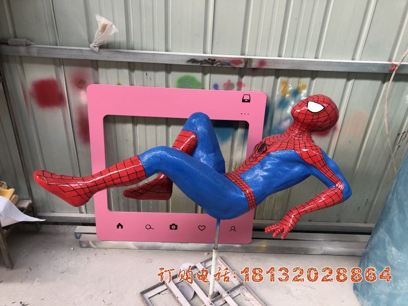 城市玻璃钢蜘蛛侠雕塑
