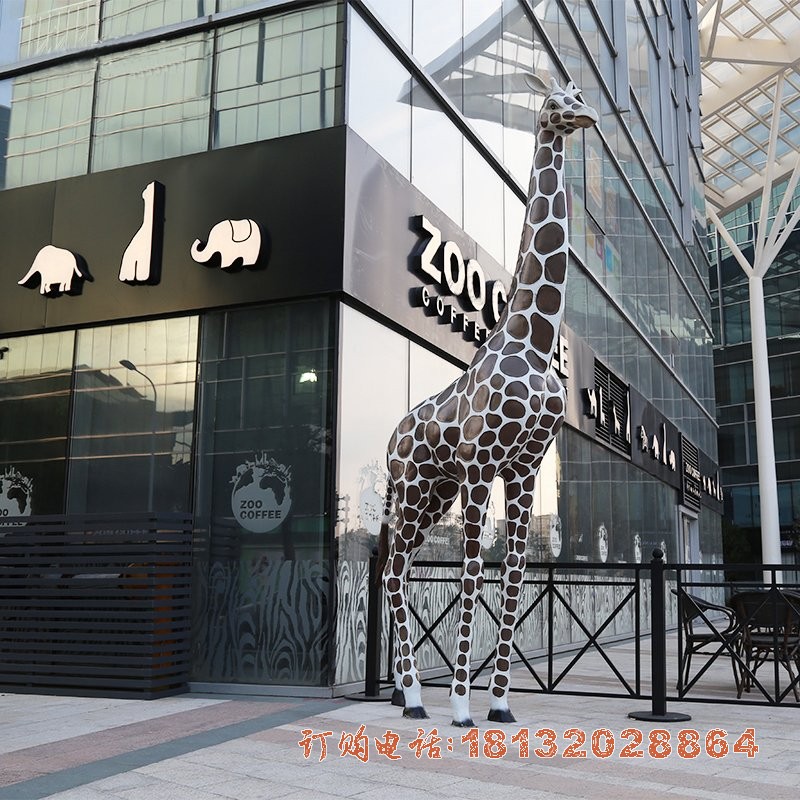 商(shāng)场门口大型長(cháng)颈鹿雕塑